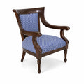 Silla de madera con tapizado azul