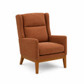Sillón tapizado en marrón con estructura de madera