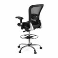 Silla de oficina ergonómica negra con respaldo de malla y base de metal