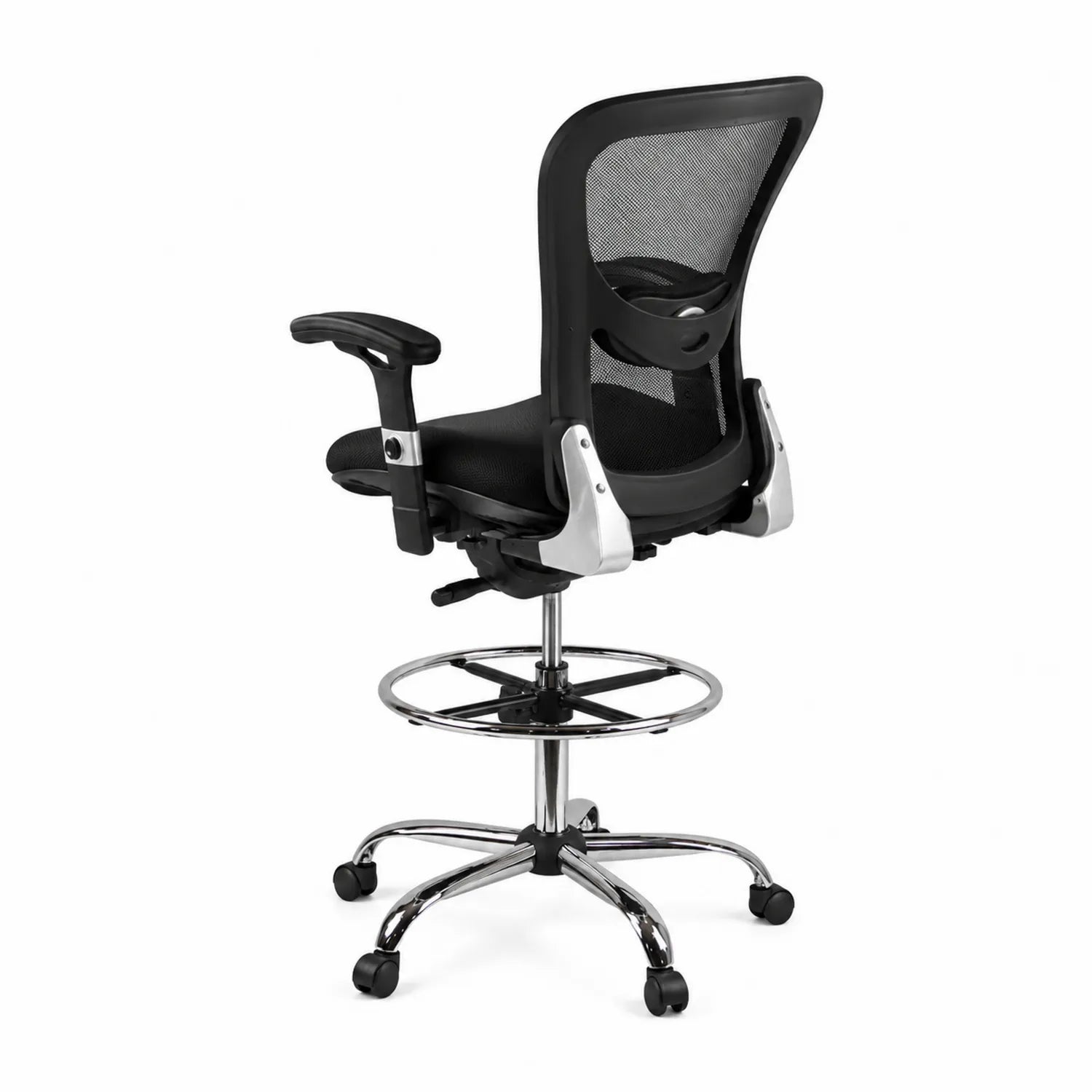 Silla de oficina ergonómica negra con respaldo de malla y base de metal